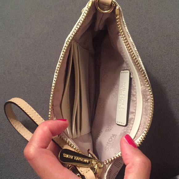 Michael Kors wristlet - Picture 3 of 3